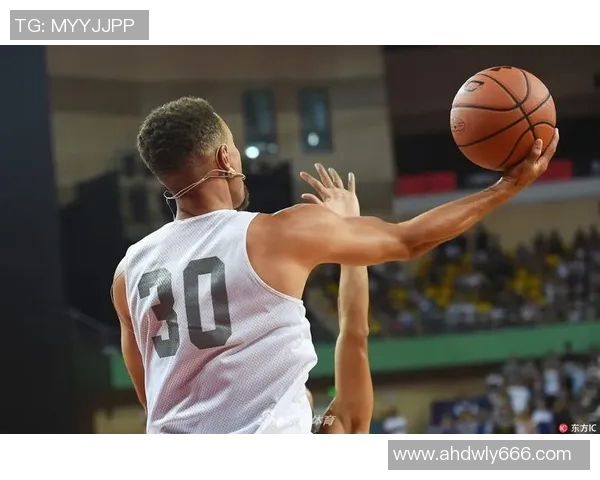 足球明星化身小黑子搞笑模仿视频引发网友热议与欢笑