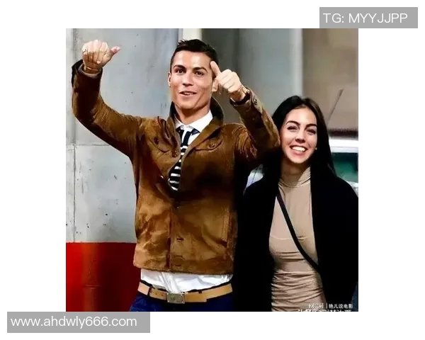 足球明星私生活大曝光精美图片大全带你揭秘他们的真实面貌与生活点滴